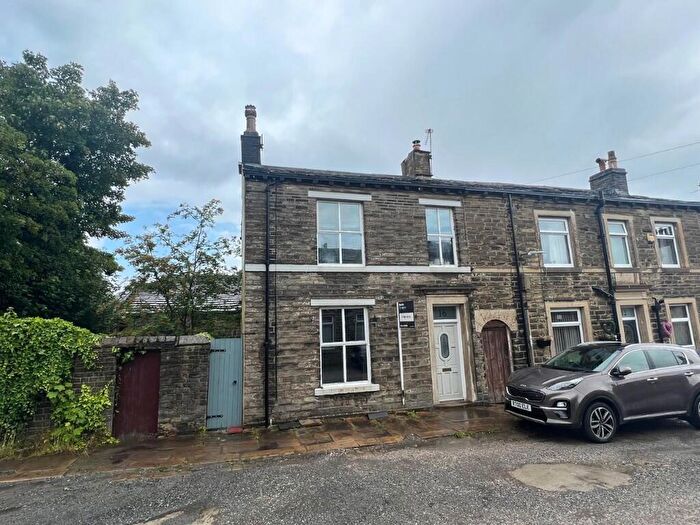 3 Bedroom Terraced House For Sale In Beech Street, Holywell Green, HX4