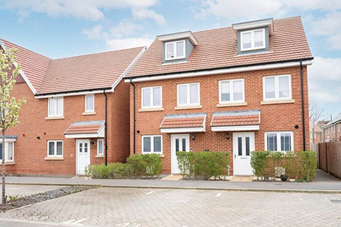 3 Bedroom Semi-Detached House For Sale In Spruce Hill Brook, Faygate, RH12