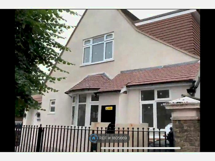 2 Bedroom Flat To Rent In East Croydon, East Croydon, CR0