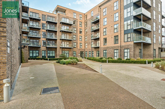 1 Bedroom Flat To Rent In The Causeway, Goring-by-Sea, Worthing, West Sussex, BN12