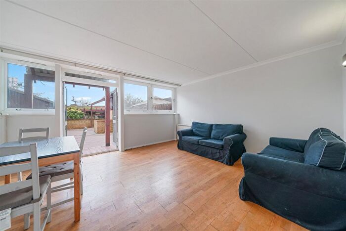 3 Bedroom Property To Rent In Battersea Park Road, London, SW11