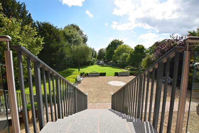 2 Bedroom Apartment To Rent In Hampton Court Road, East Molesey, KT8