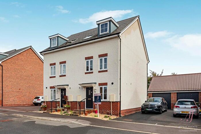 3 Bedroom Semi-Detached House For Sale In Maurice Shill Close, Great Oldbury, Stonehouse, GL10