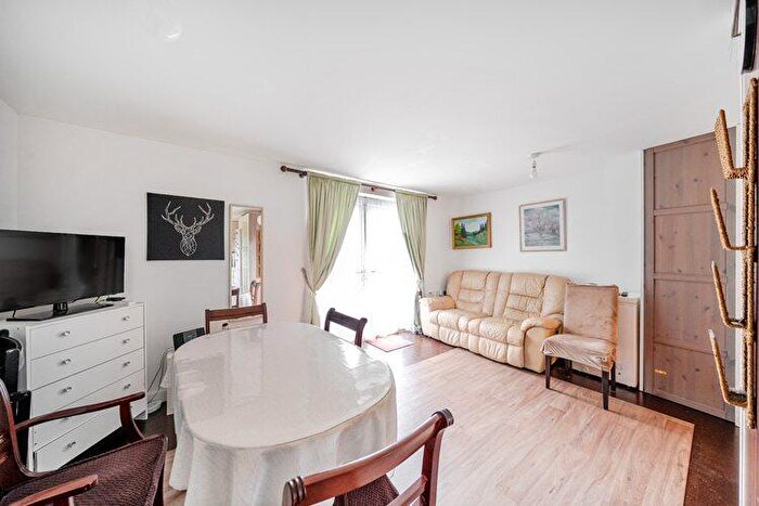 2 Bedroom Flat For Sale In Mollison Drive, Wallington, Surrey, SM6