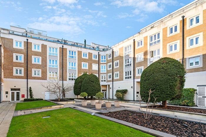 2 Bedroom Flat To Rent In Castle Court, Brewhouse Lane, SW15