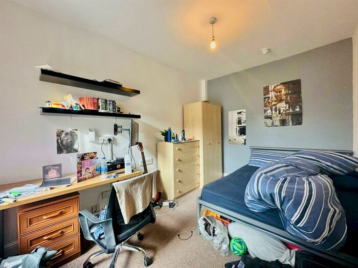 5 Bedroom House To Rent In Midland Avenue, Nottingham, NG7