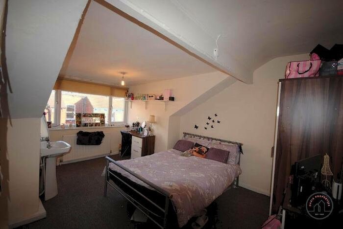 4 Bedroom House To Rent In Queens Road, Leeds, LS6