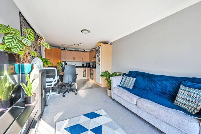 2 Bedroom Flat To Rent In Woodbridge Hill, Guildford, GU2