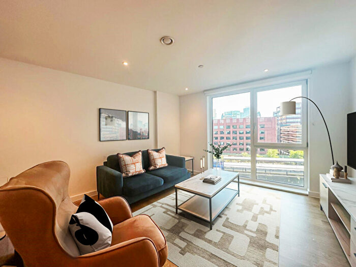3 Bedroom Apartment To Rent In The Filaments, Salford Salford, M3