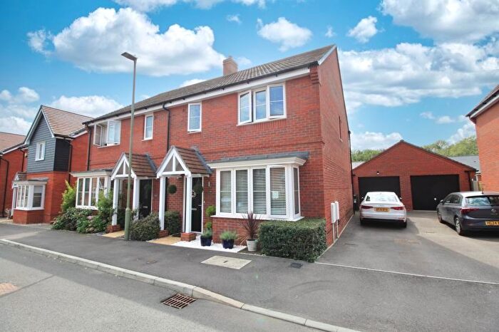 3 Bedroom Semi-Detached House For Sale In Harper Road, Botley, Southampton, SO32