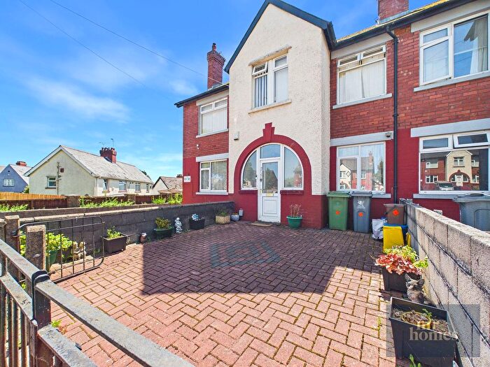 2 Bedroom Flat For Sale In Grand Avenue, Ely, Cardiff, CF5