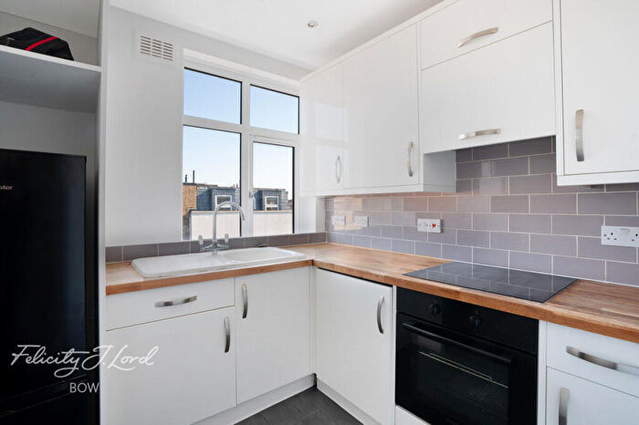 2 Bedroom Flat For Sale In Libra Road, Bow, E3