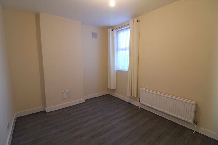 2 Bedroom Flat To Rent In Charlemont Road, London, E6