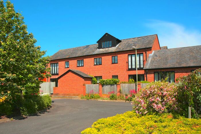 2 Bedroom Flat To Rent In Queens Court, Goring On Thames, RG8