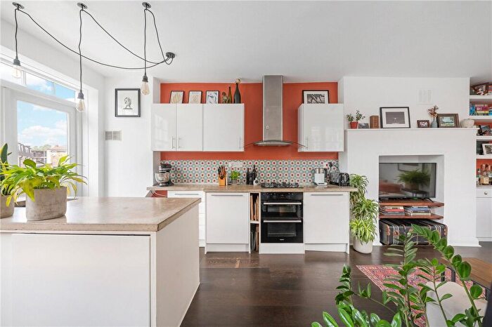 2 Bedroom Flat For Sale In Kenbury Street, London, SE5