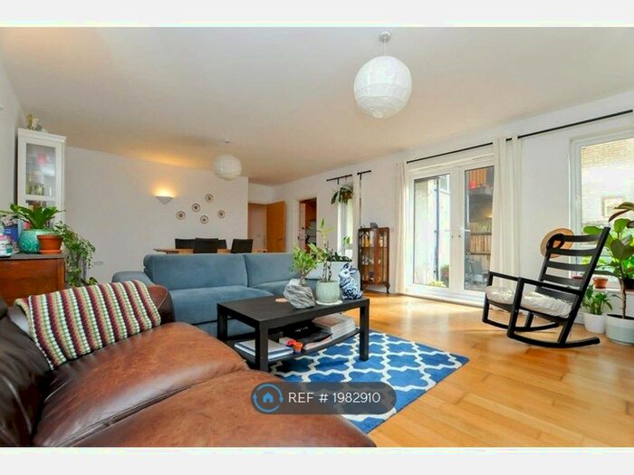 3 Bedroom Flat To Rent In Button Court, London, N16