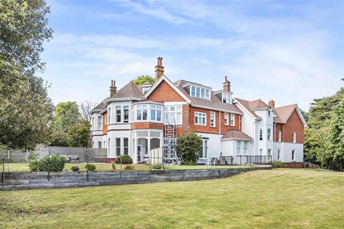 3 Bedroom Flat For Sale In Mckinley Road, Bournemouth, BH4