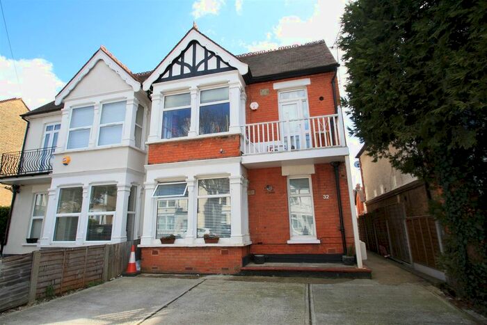 2 Bedroom Flat To Rent In Grosvenor Road, Westcliff-On-Sea SS0