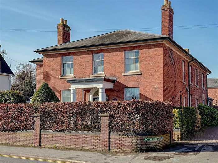 2 Bedroom Flat For Sale In Royal Oak Gardens, Malvern, WR14