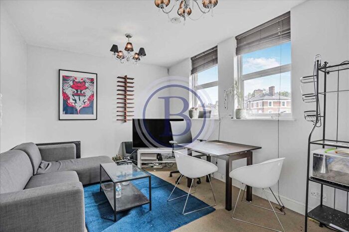 3 Bedroom Maisonette For Sale In Brecknock Road, London, N19