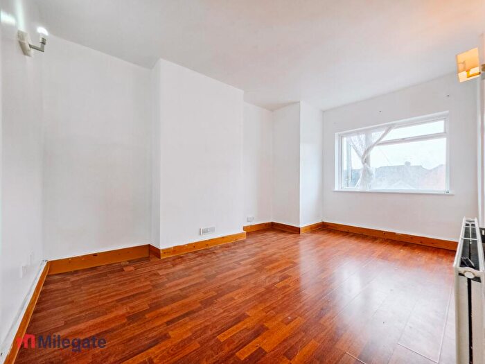 2 Bedroom Flat To Rent In Gainsborough Drive, Westcliff-On-Sea, SS0