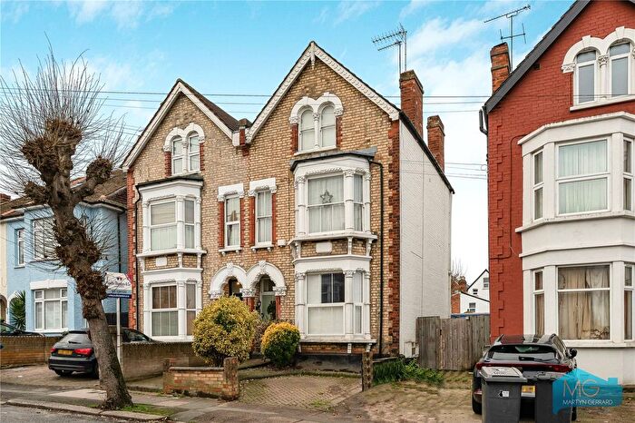 2 Bedroom Flat For Sale In Beaconsfield Road, London, N11