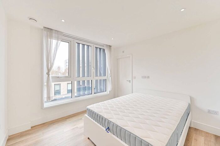 2 Bedroom Flat To Rent In Butler Court, Battersea, London, SW11