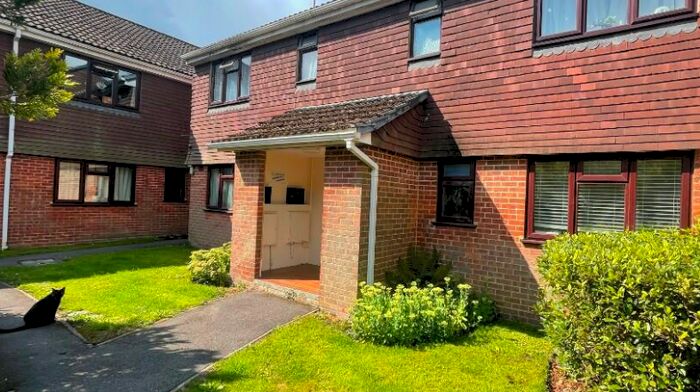 1 Bedroom Flat For Sale In Robyns Way, Edenbridge, TN8