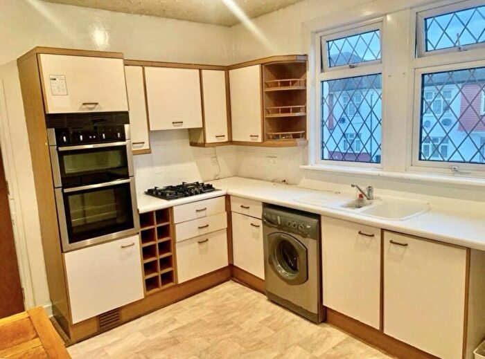3 Bedroom Flat To Rent In Quadrant Road, Thornton Heath, CR7