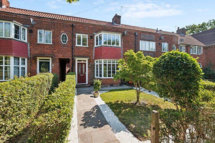 3 Bedroom Terraced House For Sale In Lemsford Lane, Welwyn Garden City, Hertfordshire, AL8