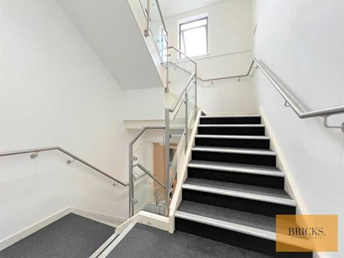 2 Bedroom Apartment To Rent In Flat, Lea Bridge Road, London, E10