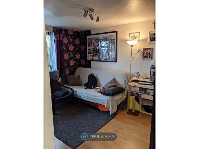 2 Bedroom Flat To Rent In Daryngton Drive, London, UB6