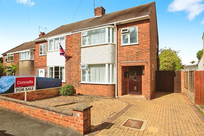 3 Bedroom Semi-Detached House For Sale In Mead Close, Peterborough, PE4