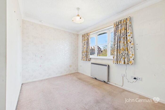 1 Bedroom Flat For Sale In Derwent Close, Burton-on-Trent, DE14