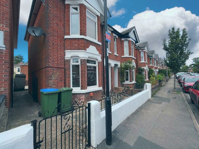 3 Bedroom House To Rent In Hazeleigh Avenue, Woolston, SO19