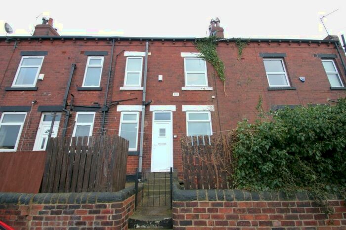 2 Bedroom Town House To Rent In Half Mile Lane, Leeds, LS28