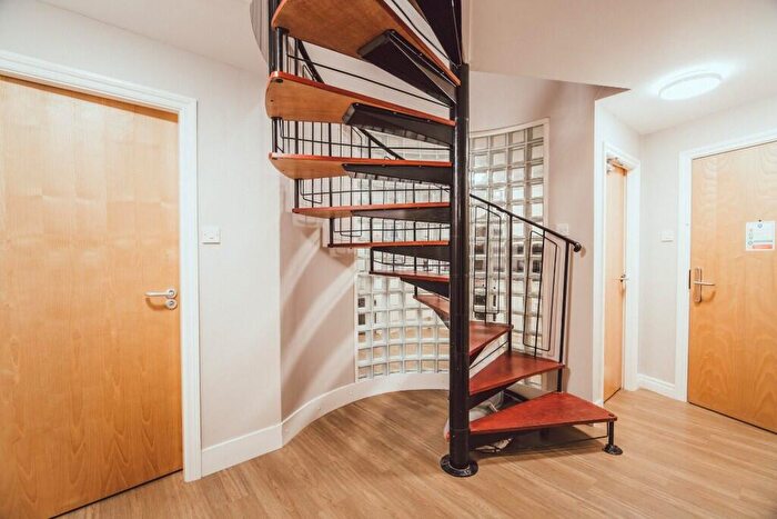 5 Bedroom Flat To Rent In Opal Court, Moseley Road, Manchester, Greater Manchester, M14