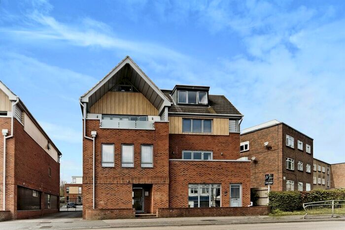 3 Bedroom Penthouse For Sale In Coulsdon Road, Caterham, CR3