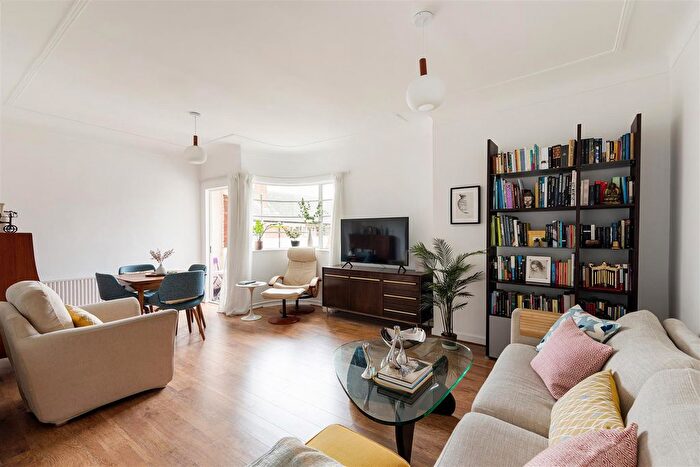 2 Bedroom Flat For Sale In Hermitage Court, South Woodford, E18