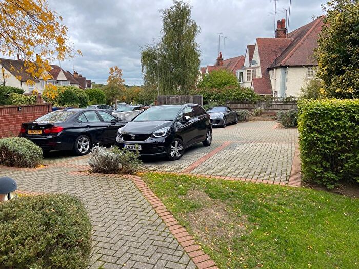 3 Bedroom Flat To Rent In Hendon Lane, Finchley, N3