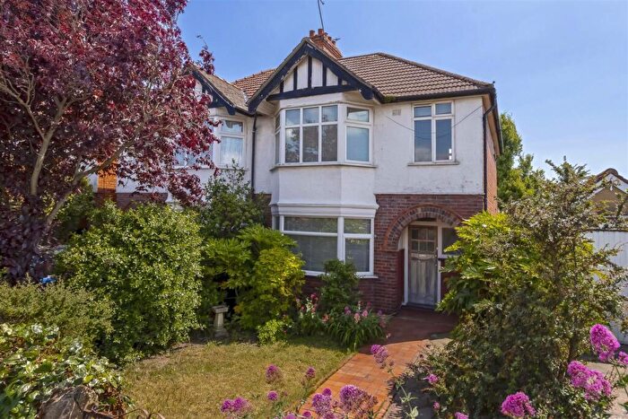 3 Bedroom Semi-Detached House For Sale In Lyndhurst Road, Worthing, BN11