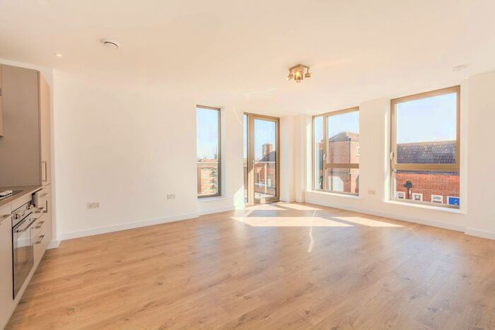 2 Bedroom Flat To Rent In Frampton Park Road, Hackney, London, E9