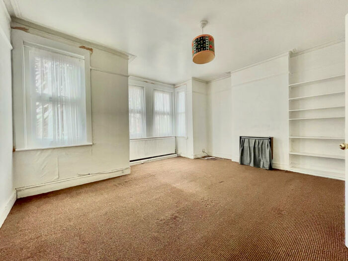 2 Bedroom Flat To Rent In Lower Road Sutton, London, SM1