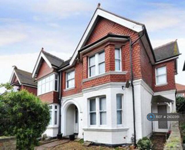 2 Bedroom Flat To Rent In Queens Road, Worthing, BN11