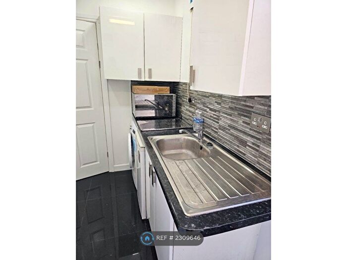 Studio To Rent In Park Lane, London, N17