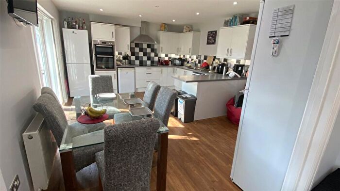 1 Bedroom House Of Multiple Occupation To Rent In Rickman Crescent, Addlestone, Surrey, KT15