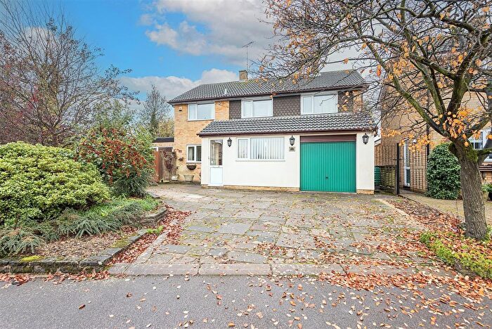 4 Bedroom Detached House For Sale In Haslingden Close, Harpenden, AL5