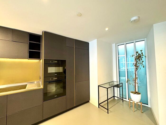 1 Bedroom Flat For Sale In Lewis Cubitt Square, London, N1C