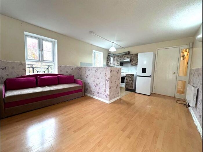 2 Bedroom Flat To Rent In Tollgate Road, Beckton, Newham, London, E6