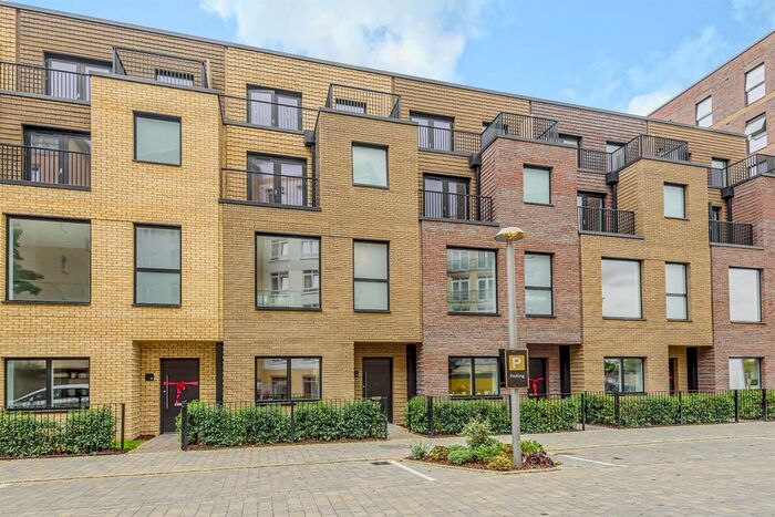 3 Bedroom Town House To Rent In Filbert Street, Reading, RG1